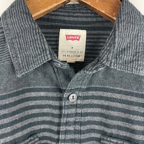 👔 Levi's Mens Button Down Shirt Black and Gray Stripes Size M Long Sleeves - Picture 3 of 11